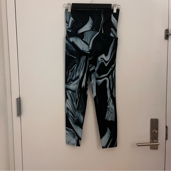 Spanx Booty Boost Active 7/8 Leggings in Marble - Picture 7 of 8